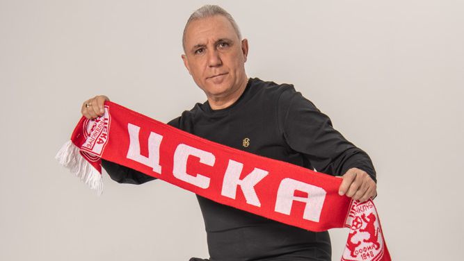 Най успешният български футболист Христо Стоичков се върна към спомените си