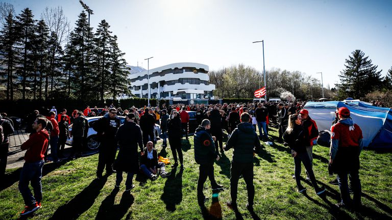 Фенове на ЦСКА София се събраха пред сградата на