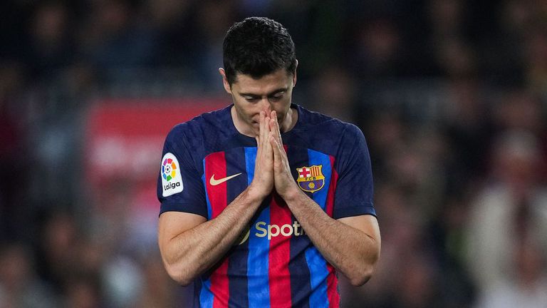 Нападателят на Барселона Роберт Левандовски разкри че страда от проблеми