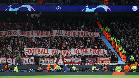 Феновете на Байерн вдигнаха плакати срещу собствениците на Ман Сити и Ман Юнайтед
