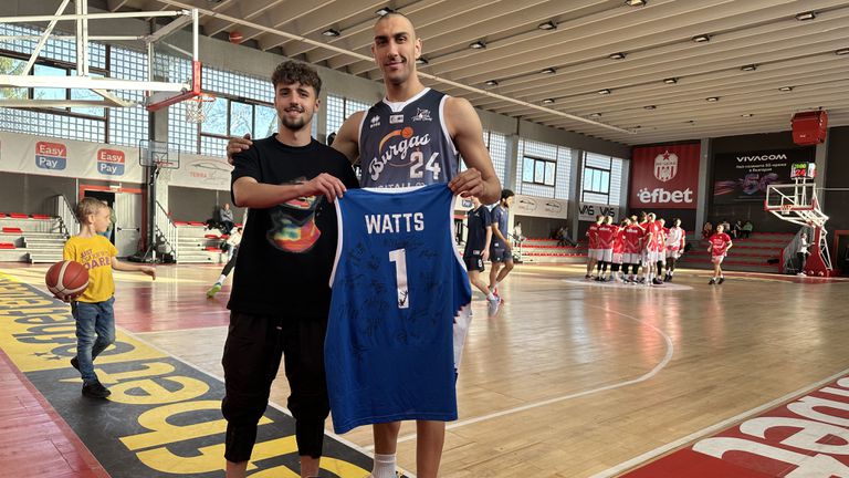 Футболист на Миньор (Перник) спечели баскетболен екип от играта на Sportal.bg