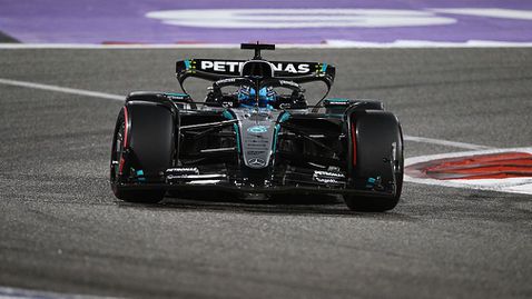 Двамата пилоти на Мерцедес минаха с по едно място назад на старта