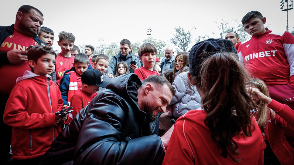 Бусато зарадва малки и големи с автографи и снимки преди мача с Локо (Пд)