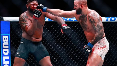 Джош Хокит надделя над Къртис Блейдс в зрелищна битка