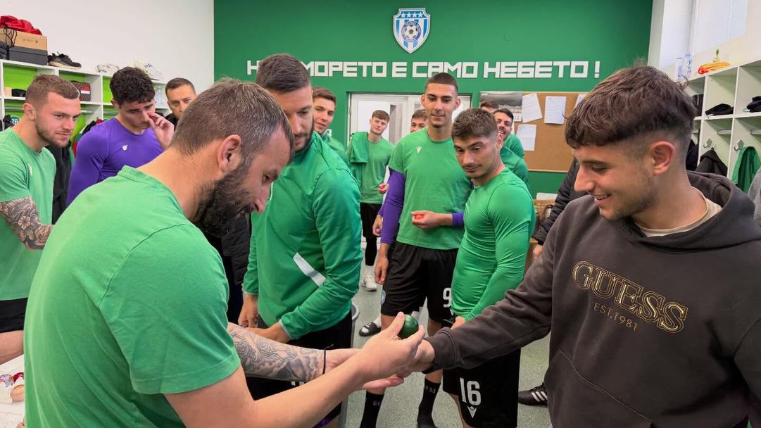 Николай Златев спечели турнира по борба с великденски яйца в Черно море