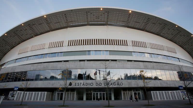 Португалия се готви да пусне фенове по стадионите