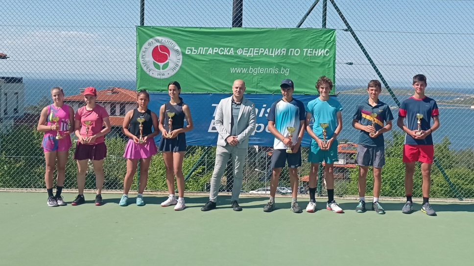 Българи с титлите на двойки при юношите и девойките на турнира от Тенис Европа до 16 г. в Санта Марина