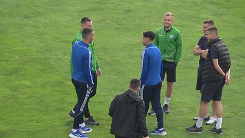 Футболистите на Левски и Черно море в дружеска раздумка на терена преди мача на Герена