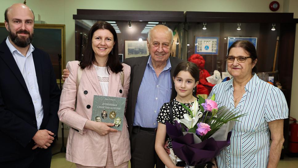 Представиха книгата “Дупнишки спортни корени”