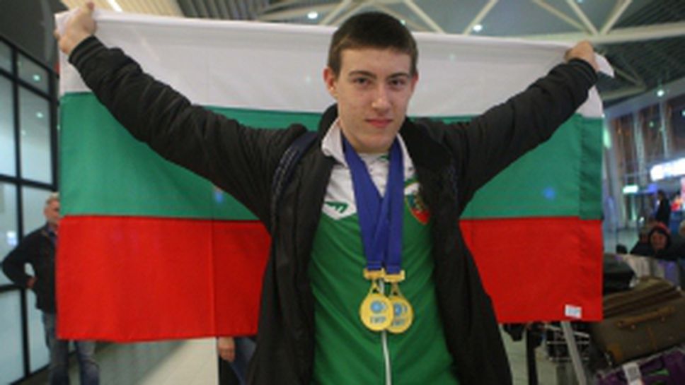 Световният шампион по вдигане на тежести за юноши Христо Христов се прибра от Тайланд със златото