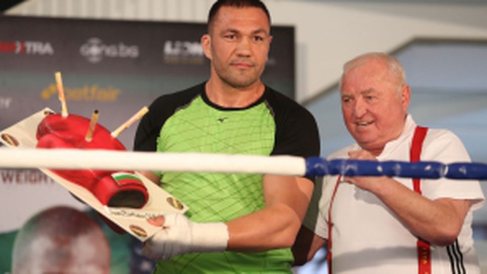 Кубрат Пулев изненада Ули Вегнер с торта на официалната тренировка