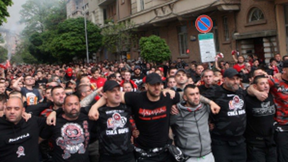 Червените фенове с шествие преди дербито