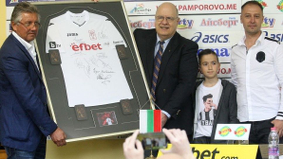 Уникална фланелка на Стоичков помогна на децата на Локо (София) за "Готя Къп"