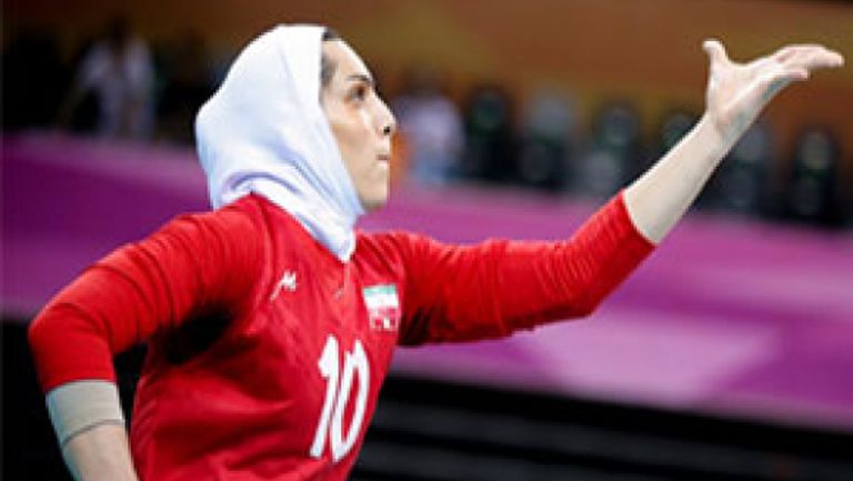 Български отбор привлече волейболистка от Иран, която ще играе със забрадка (видео)