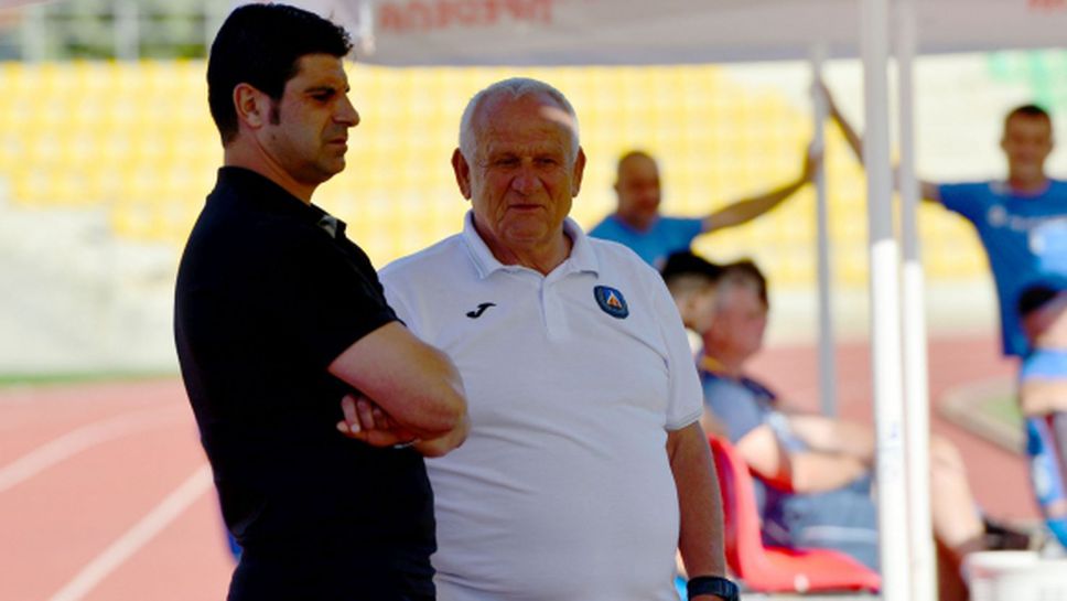 Гонзо заминава с 25 футболисти в Гърция