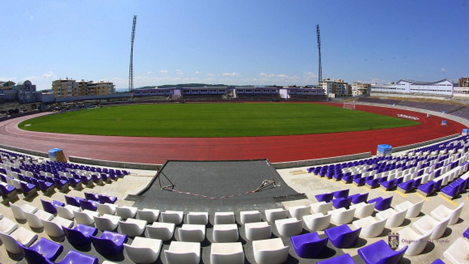 Стадионът в Търново "светва", ако Етър се върне в елита