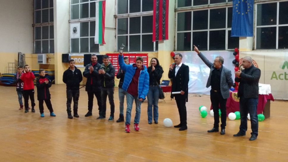 Дете от школата на Локо (София) излиза на терена с едни от звездите на италианския футбол
