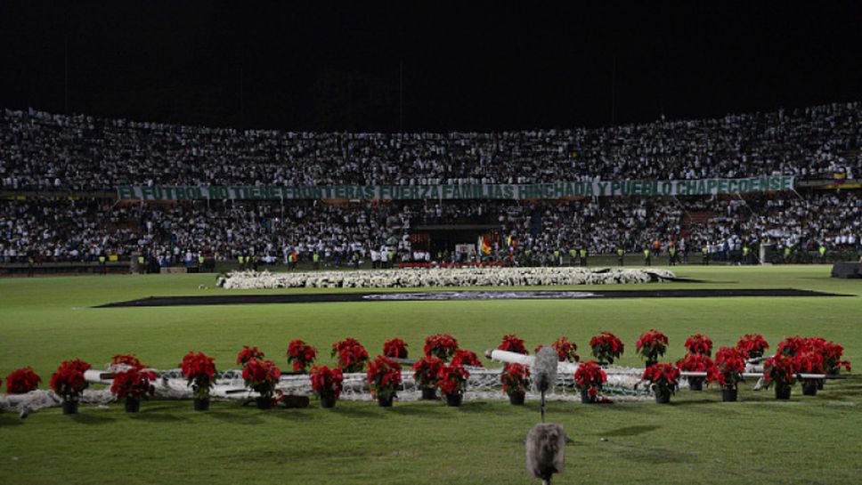 Хиляди се стекоха на стадиона в Меделин, за да отдадат почит на Чапекоензе