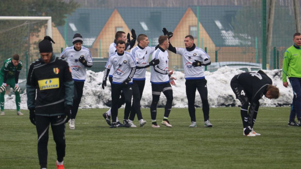 Бивш национал започна да бележи в Полша