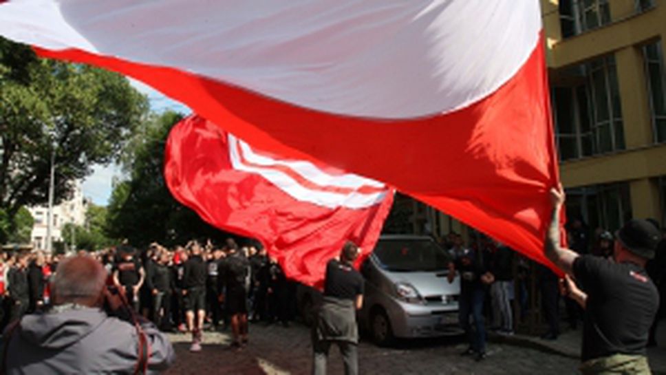 Червените фенове с шествие преди дербито