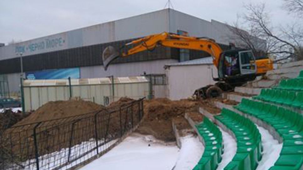Възобновиха ремонтните дейности на стадион "Тича"