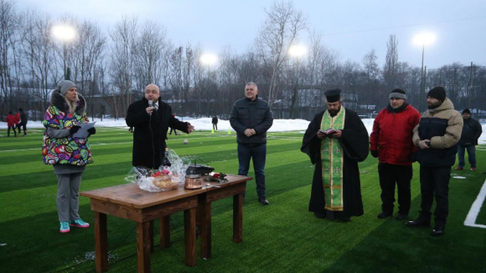 Министър Кралев откри ново футболно игрище в "Надежда"