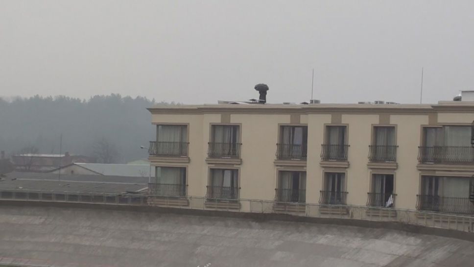 Самотен фен изгледа контролата на Левски от покрива на сграда