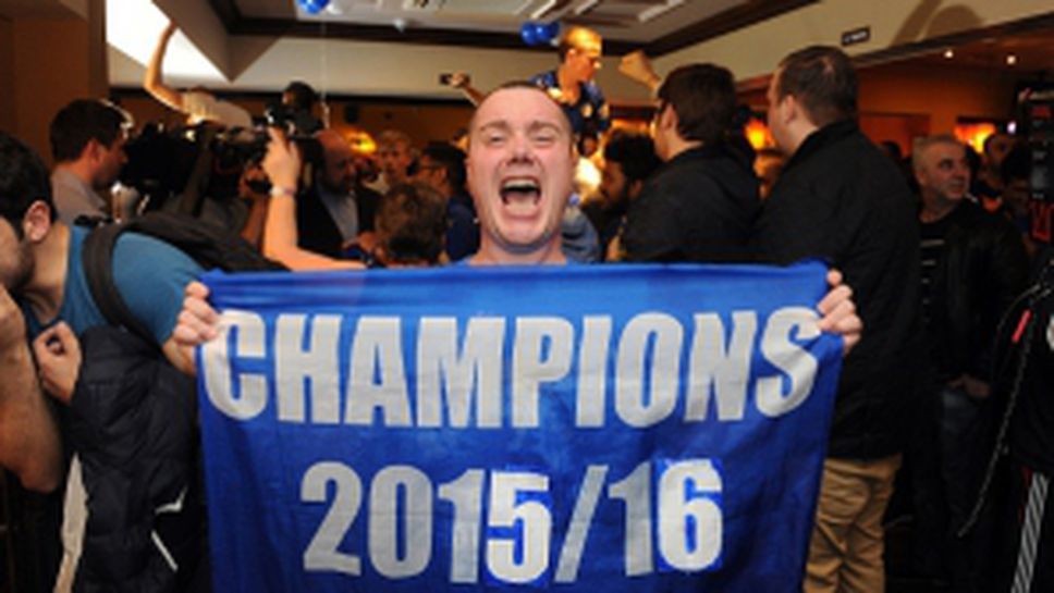 Феновете на Лестър празнуват спечелването на титлата