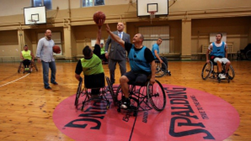 Красен Кралев връчи инвалидни колички за баскетбол на спортисти в неравностойно положение