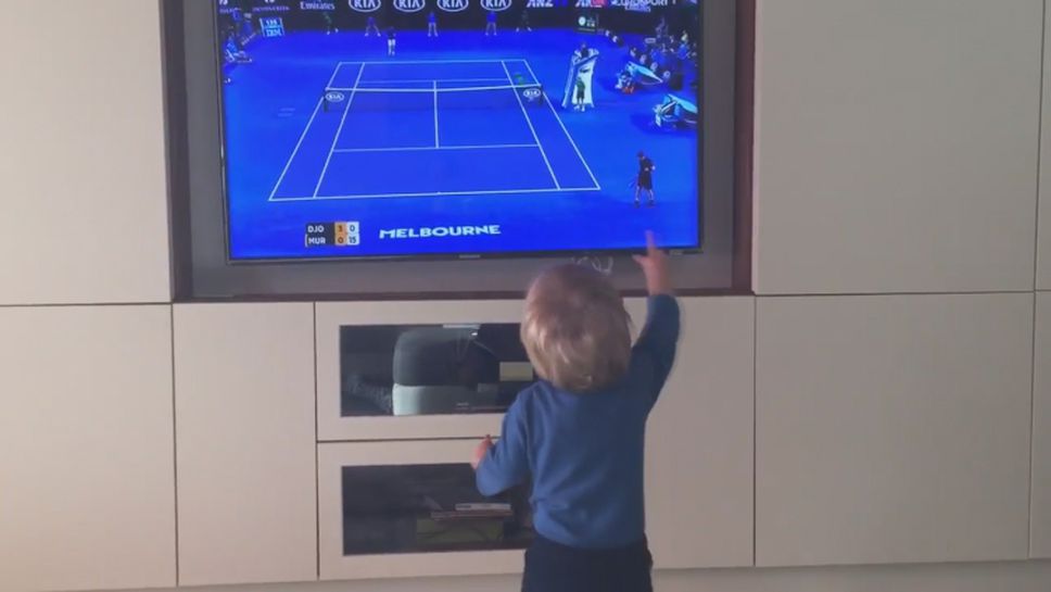 Ето как малкия син на Джокович реагира като видя татко си по телевизията