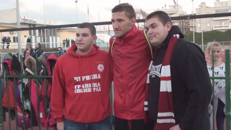 Феновете на ЦСКА се снимаха с любимците си в Гърция