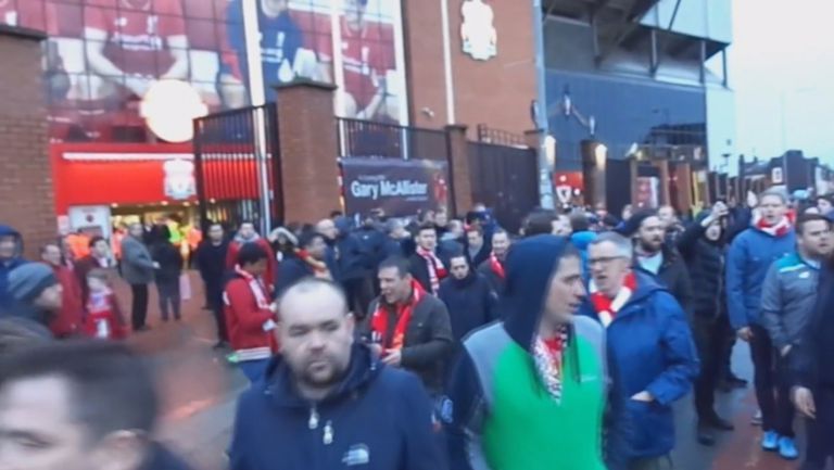 10 000 фена на Ливърпул протестираха пред Анфийлд след като напуснаха в 77 минута