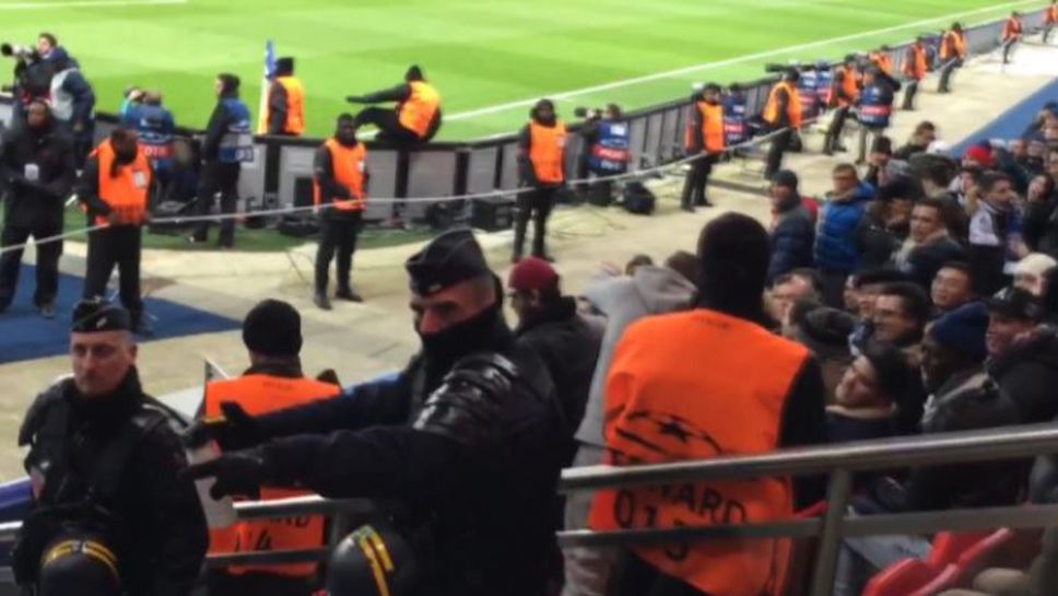 Полицай плаши с газ фенове на Челси, празнуващи гола на тима си срещу ПСЖ