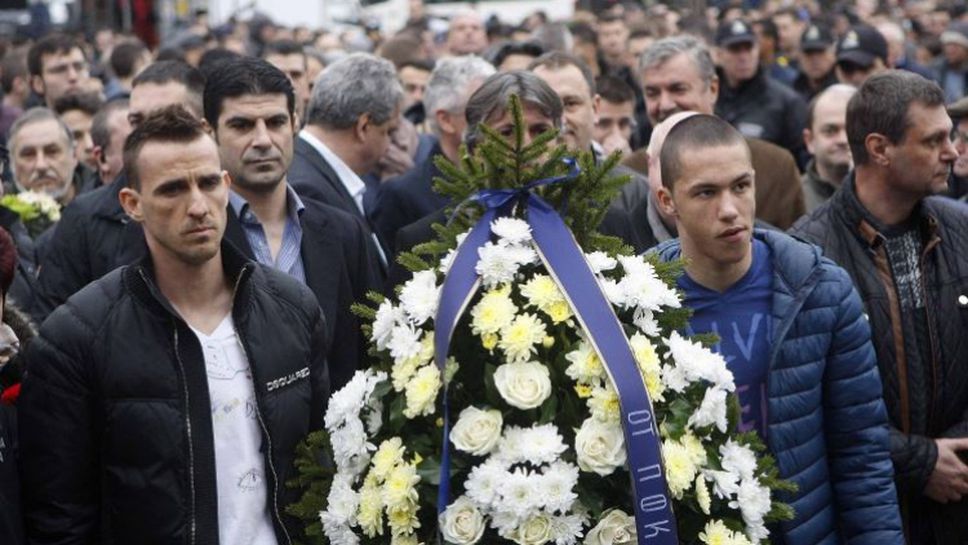 Футболистите на Левски поднесоха  цветя пред паметника на Апостола
