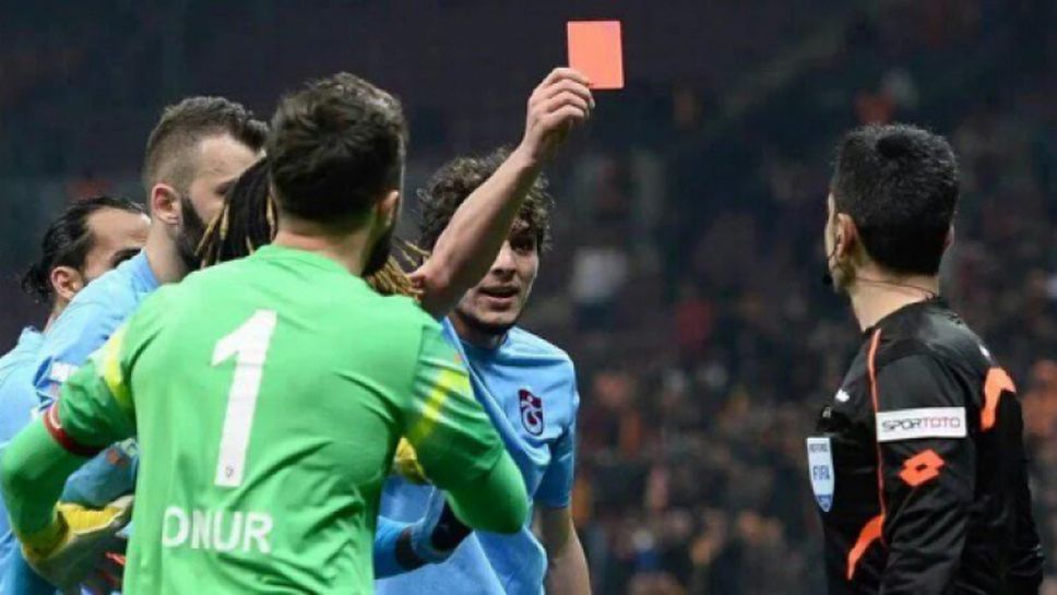 Играч показа червен картон на съдията в луд мач в Турция