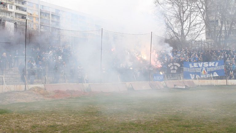 Факли и радост в сектора на "Левски" след първият гол