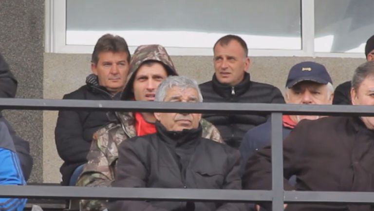 Тони Здравков, Емил Костадинов и Венци Стефанов гледат мача между Славия и Берое