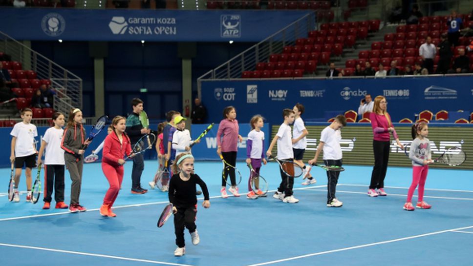 Кузманов и Лазаров играха с деца в чест на програмата "Тенисът - спорт за всички" (галерия)