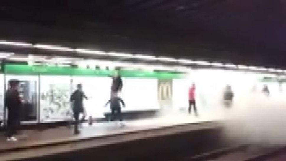 Ултрасите на Арсенал с димки в метрото на Барселона