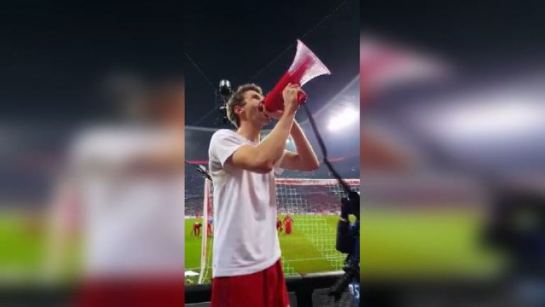 Томас Мюлер празнува с феновете победата над Ювентус