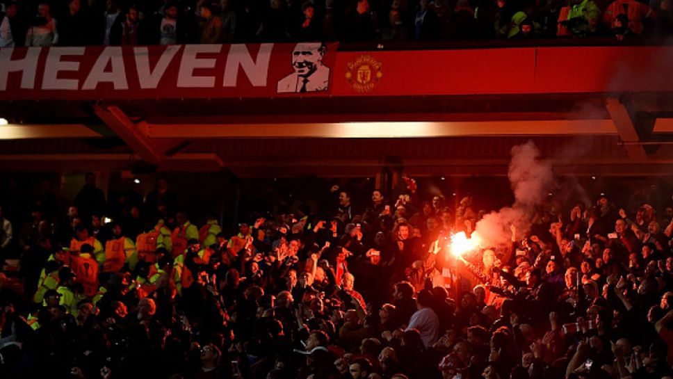 Меле по трибуните между феновете на Манчестър Юнайтед и Ливърпул след края на мача