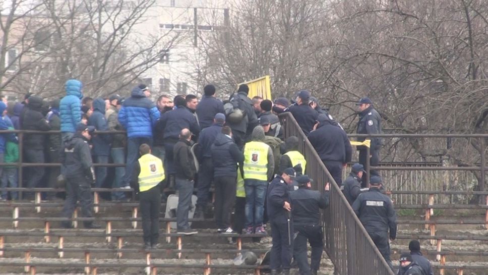 Напрежение между феновете на Левски и полицията след мача със Славия