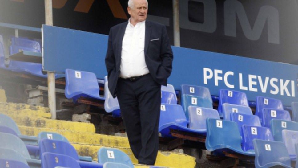 Люпко гледа от трибуните тренировката на Левски