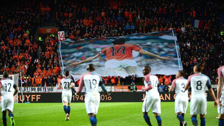 46 хиляди на крака в памет на Кройф по време на мача Холандия - Франция