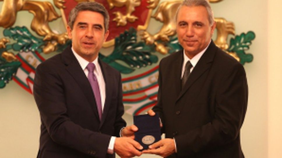 Росен Плевнелиев удостои Христо Стоичков с "Почетен знак" на Република България