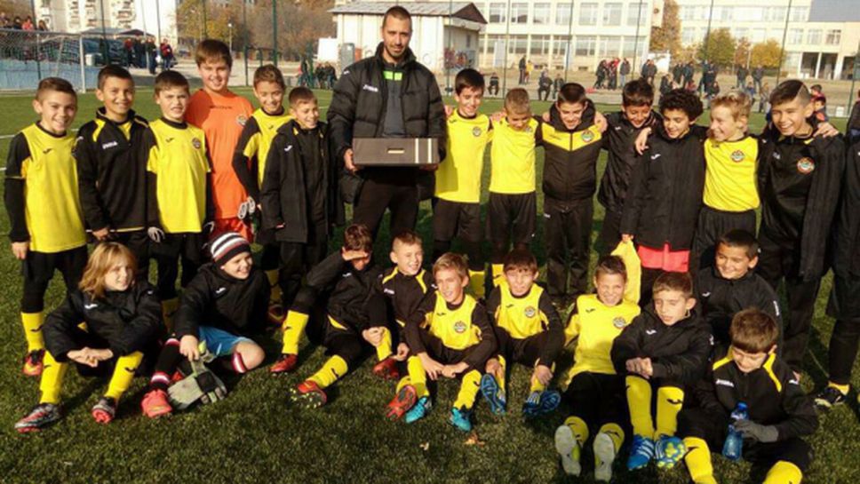 Родители на деца от Ботев събират пари за лечението на татко на футболист