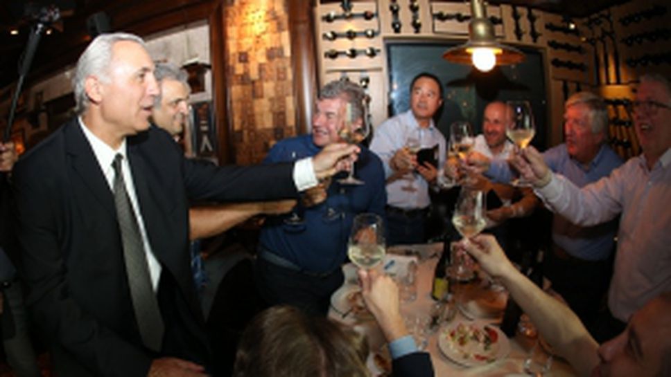 Стоичков заведе гостите си на ресторант