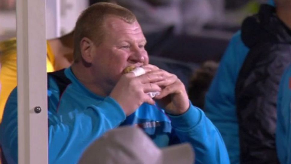 125-килограмовият вратар на Сътън Юнайтед хапна на пейката (видео)