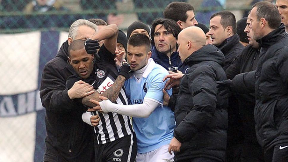 В Сърбия наказват футболиста, станал жертва на расизъм