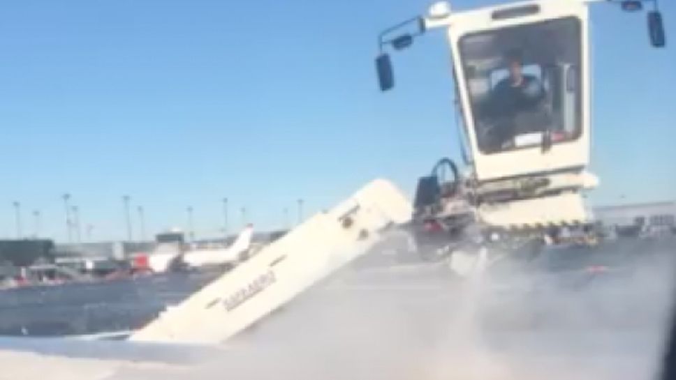 Полетът на "орлите" се забави 40 минути, чистиха самолета от сняг (видео)